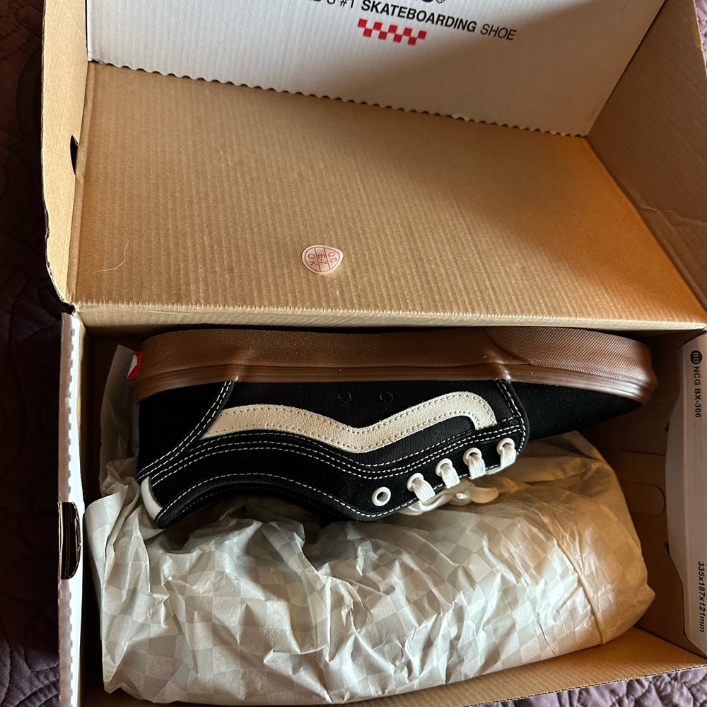 New NIB Vans Chukka Low Black w Side Stripe & Gum Soles Men 10